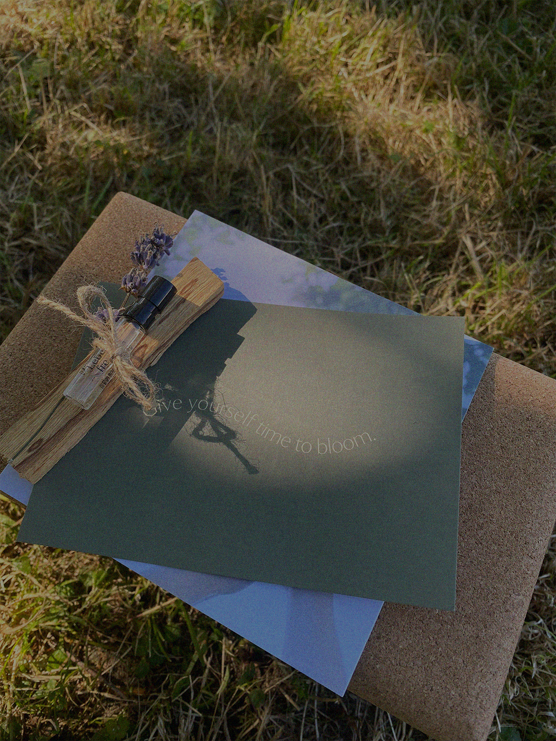 Postkarte mit Naturmotiv und Yoga-Pose auf sandfarbenem Untergrund